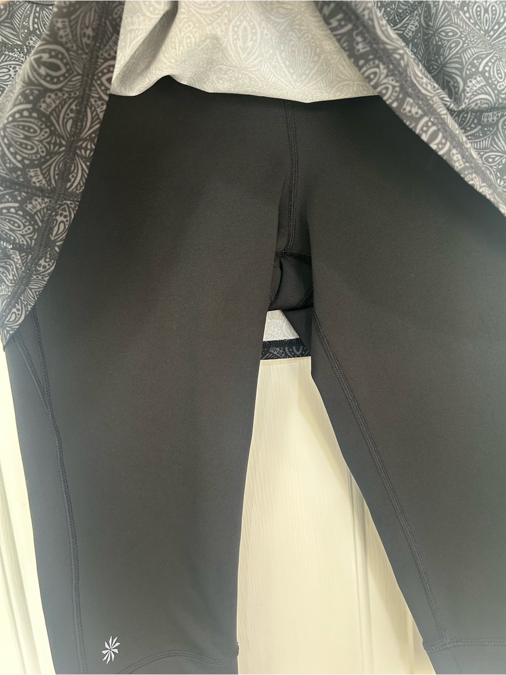 Athleta Skirted Capri Leggings Black Grey Printed Skort Crop Pants M - Picture 6 of 9